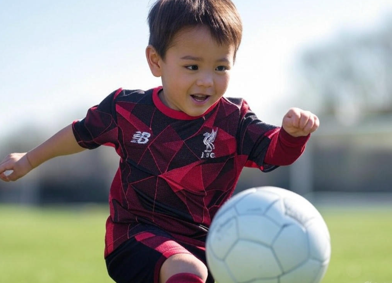 Liverpool Kinder Heim Trikotsatz 2025 im Vergleich zu 2024 – Was ist neu?